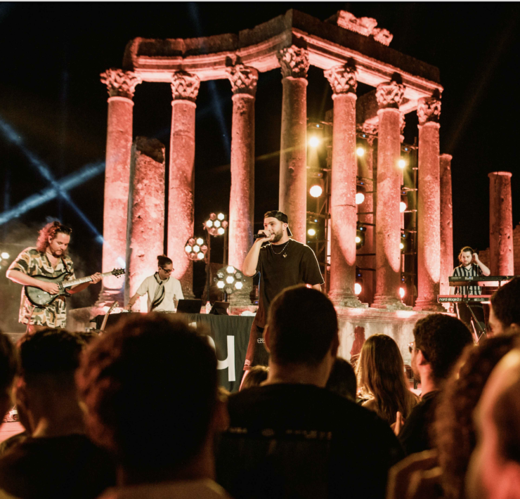 TIF au Festival International de Dougga, où le rappeur algérien a électrisé les ruines romaines avec ses mélodies envoûtantes et son énergie débordante.
